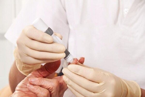 Cerca de sangue para medir o açúcar para diabetes