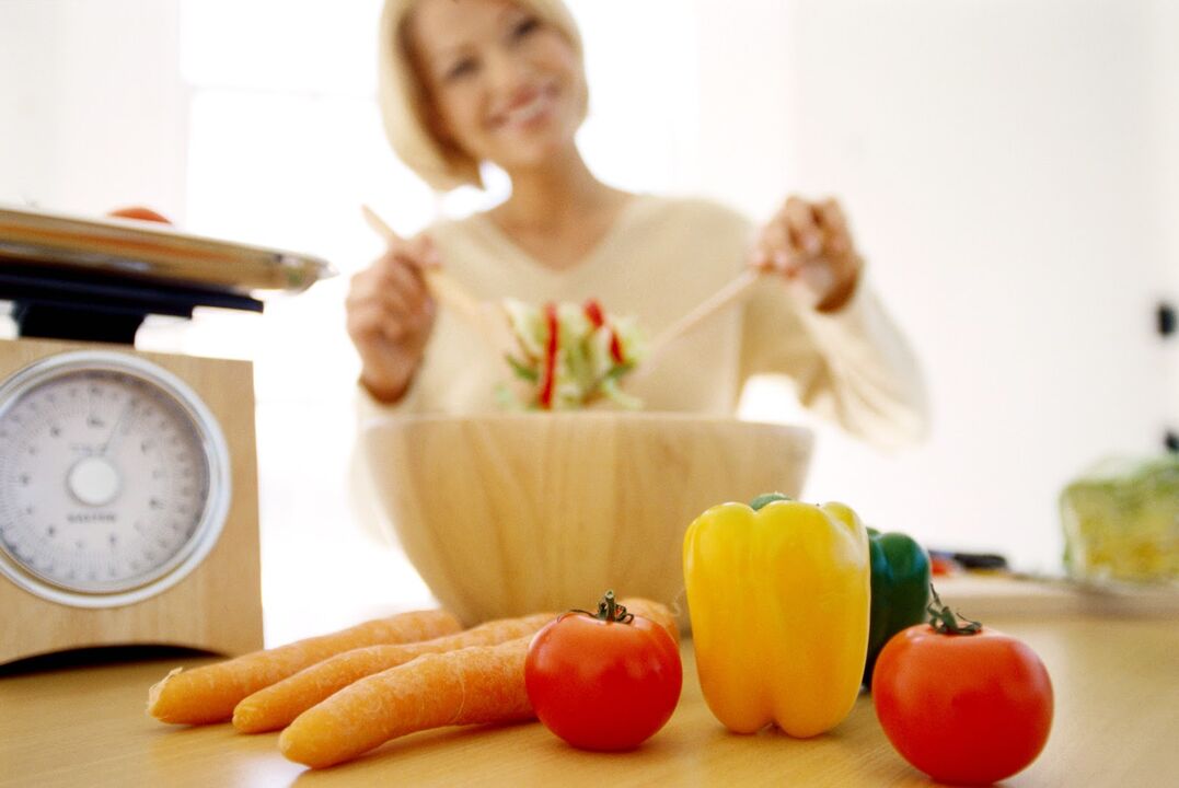Uma mulher diagnosticada com diabetes prepara comida para uma dieta