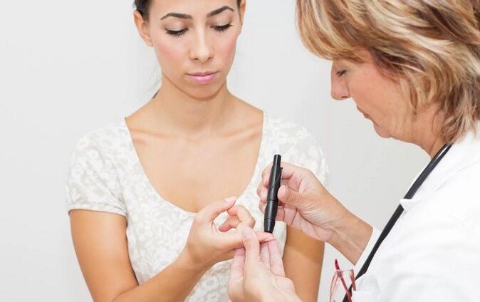 Antes de prescrever insulina, o médico realiza um teste de açúcar no sangue
