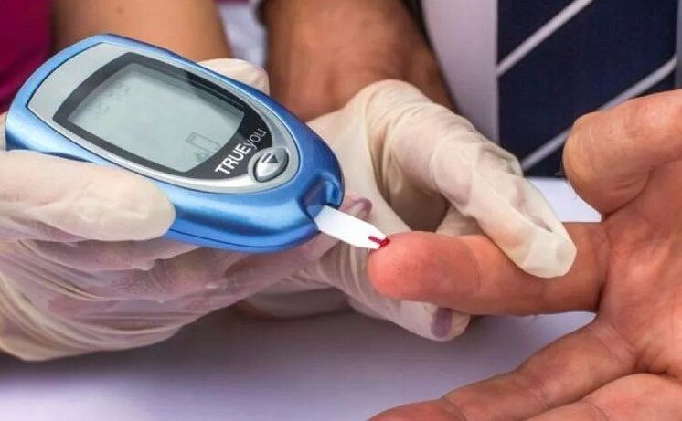 Uma pessoa com fatores de risco para diabetes precisa fazer exames de sangue para verificar os níveis de glicose.